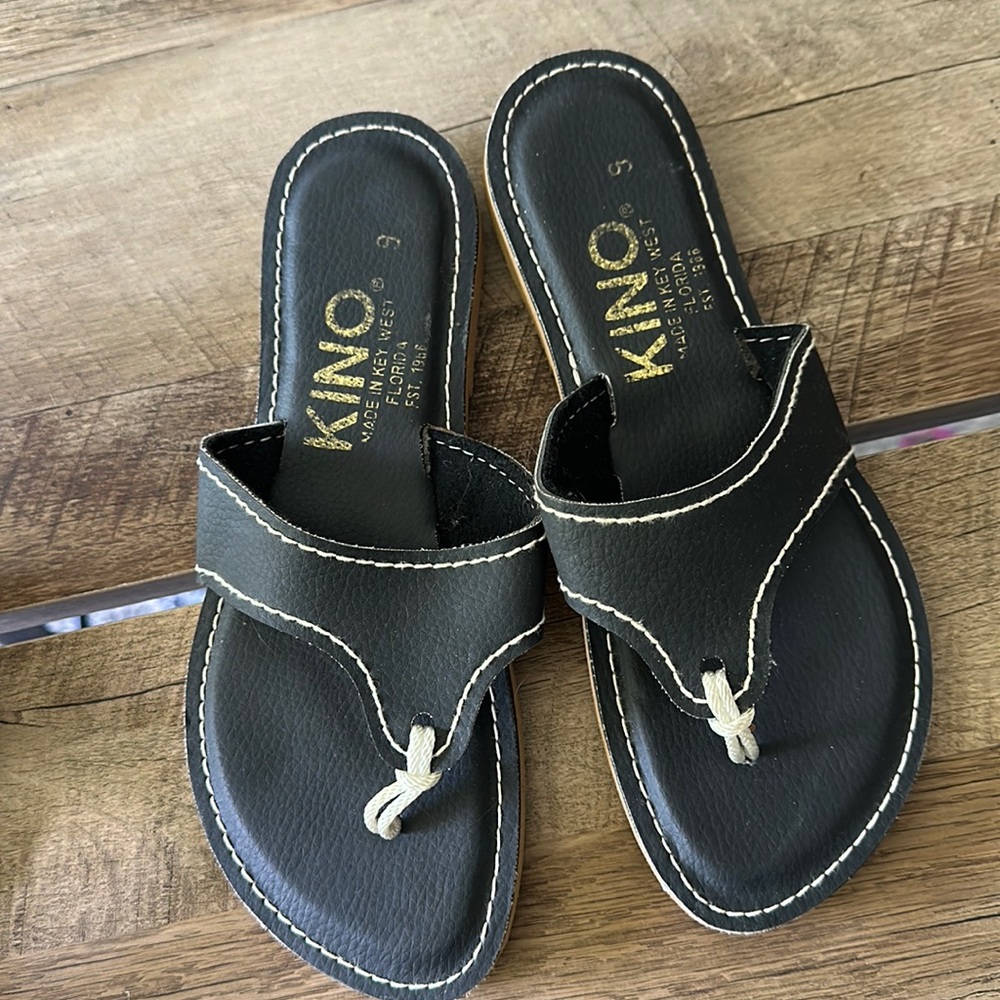 Kino black flip flops size 9
